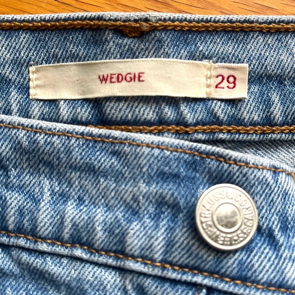 LEVI’S Wedgie Light Wash Button Fly Jeans Size 29 - Picture 6 of 10